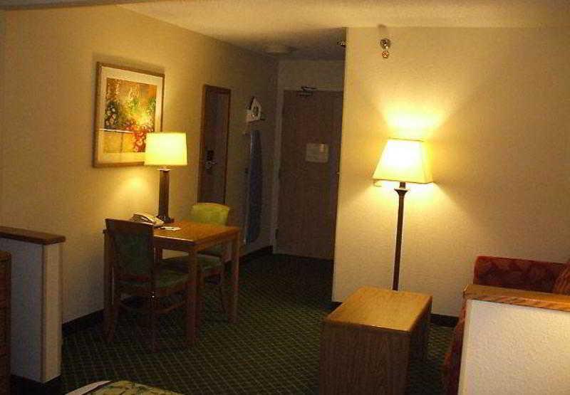 Fairfield Inn & Suites By Marriott Terre Haute Exterior photo